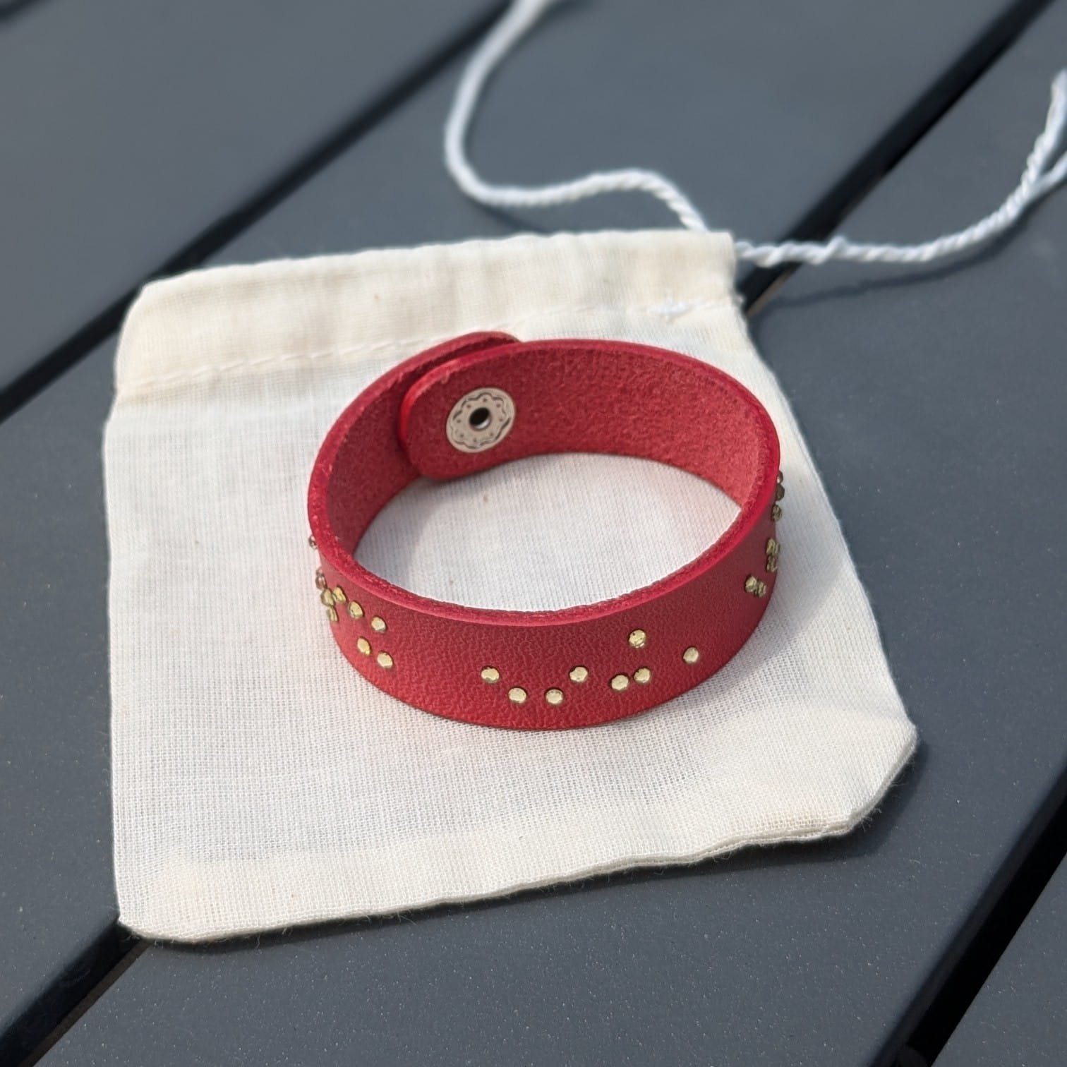 bracelet rouge ecriture braille