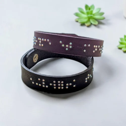 Bracelet braille en cuir personnalisé - cadeau unique pour malvoyant